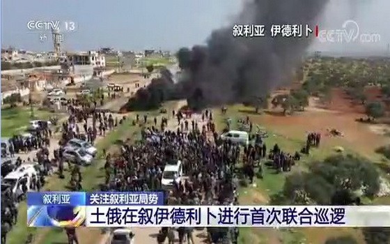 俄羅斯與土耳其15日開始在敘利亞伊德利卜省進行聯合巡邏。（圖源：CCTV視頻截圖）