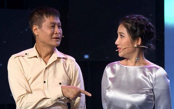 導演黎煌與女藝人吉祥參加《眾口難調》節目。