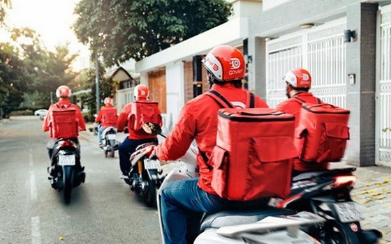 圖為 GoViet 外賣隊伍在送餐路上。（圖源：秋莊）