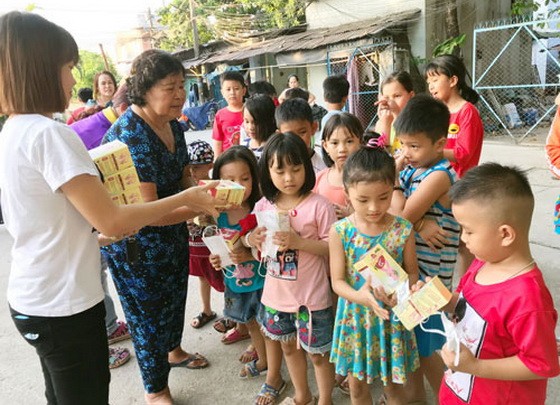 阮氏成給租房工人的孩子派發口罩。