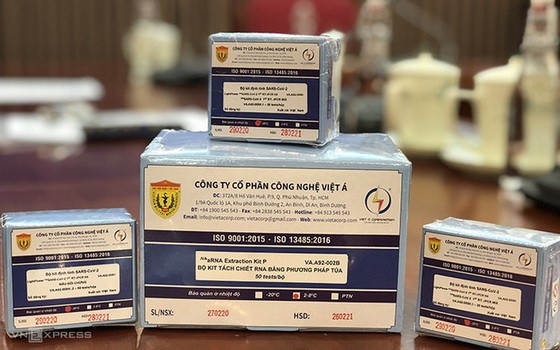 圖為由我國軍醫學院與越亞技術股份公司配合研製的新冠病毒檢測試劑盒。（圖源：VNE）