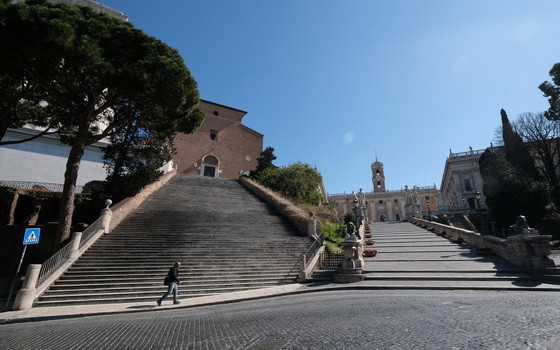 晴朗藍天之下的羅馬街頭幾乎空無一人。（圖源：路透社）