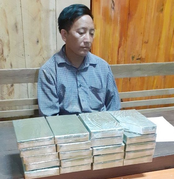 涉嫌販運毒品被抓的穆阿諸與毒品物證。。（圖源：蔡青）