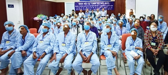 該精舍護法理事會代表與手術後患者合照。