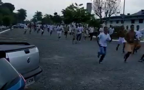 不滿因防疫取消放風，巴西聖保羅州監獄超1350名囚犯集體越獄。（圖源：網絡視頻截圖）