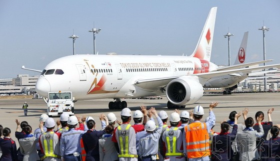 日本運送奧運火炬的專機“TOKYO 2020號”18日已於羽田機場啟程飛往雅典。（圖源：共同社）
