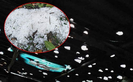 民房的鐵皮瓦被冰雹打得滿目瘡孔。（圖源：安沛報）