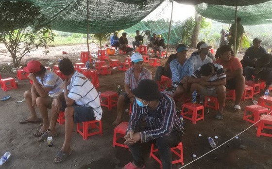 職能力量突擊“2合1”流動賭場，54名賭客被當場抓獲。（圖源：邑北）