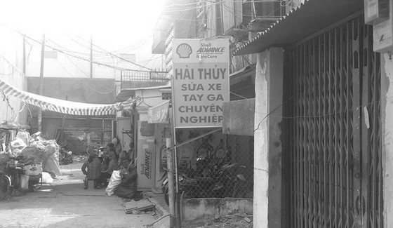 公寓庭院成為廢料存放場。