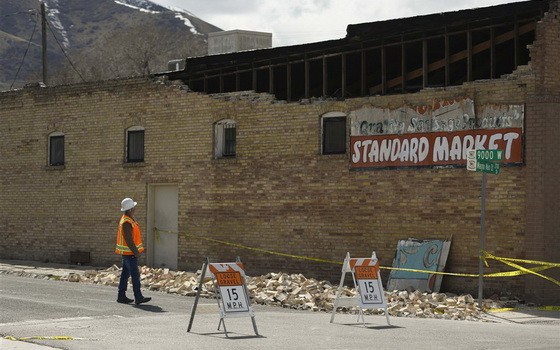 美國猶他州發生28年來最強的規模5.7地震，導致新冠肺炎熱線斷線，還迫使一座煉油廠撤離人員。（圖源：AP）