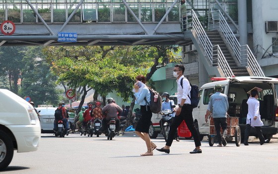 儘管附近有第五郡阮知方步行橋，但步行者仍橫過馬路。