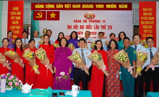 郡委常務副書記黃玉女芳紅(前排左五)祝賀新一屆坊黨部執委會。