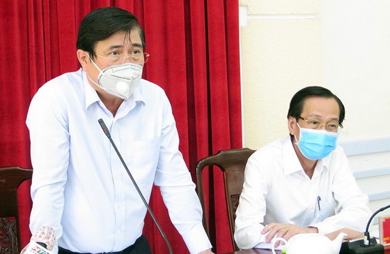 市人委會主席阮成鋒（左）在會上發言。（圖源：中山）