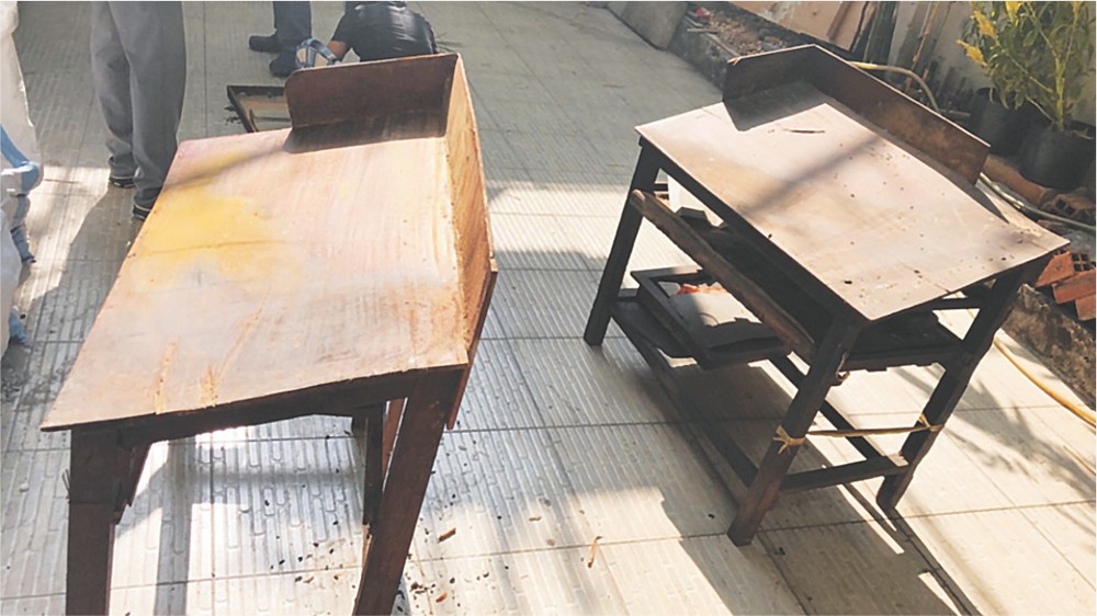 烙印風雨斑駁的兩個搓香架。