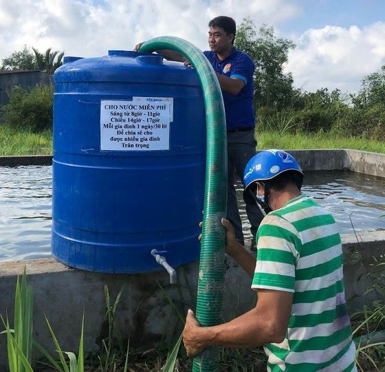 地方政府採用水塔儲水，逐漸供應給遠離駁船靠岸地點的民眾。（圖源：蔡芳）