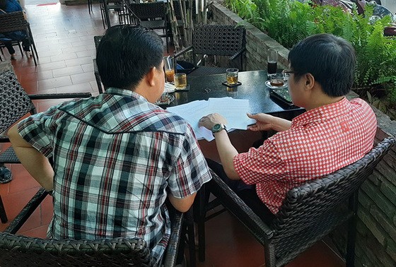 一名受害者向記者訴說其遭騙過程。（圖源：Đ.V）