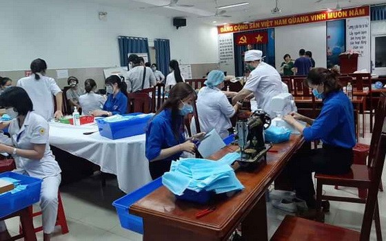 第十一郡共青團發動全體共青團員、護士及其它部門的職員共同縫紉醫療口罩。