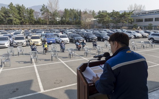 大會舞台，由一輛大型卡車搭建而成，僅坐一名主持人。（圖源：韓聯社）