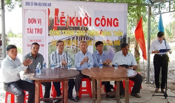 培德精舍護法理事會代表與有關方面代表在動土儀式上。