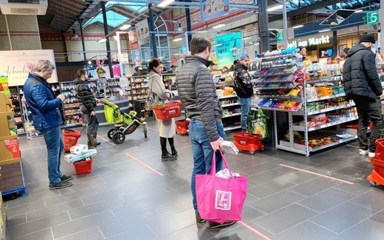 在超市等待付款的人們相互隔開了1.5米的距離。（圖源：互聯網）