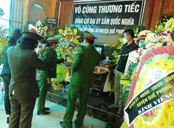 岑國義大尉的同僚們在其靈位前上香哀悼。