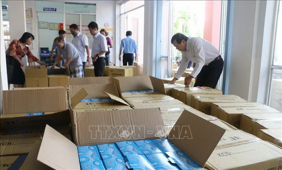 醫用口罩點收移交現場。（圖源：越通社）