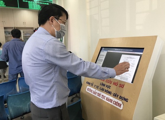 市民在查詢卷宗。（圖源：孟和）