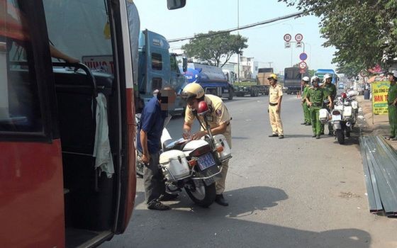 市交通檢查團對一輛違章停泊的巴士司機進行處罰。（圖源：明和）