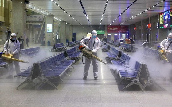 日本首相安倍晉三（左）與日本副首相兼財務大臣麻生太郎。（圖源：共同社）