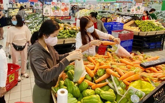 超市內，果蔬、必需品仍充足。