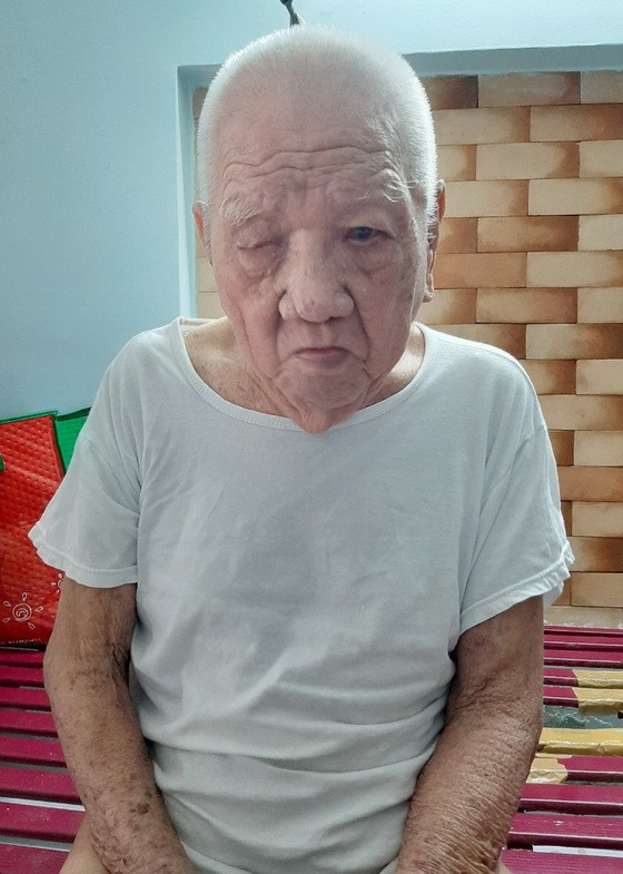 朱成老翁身體很衰弱。