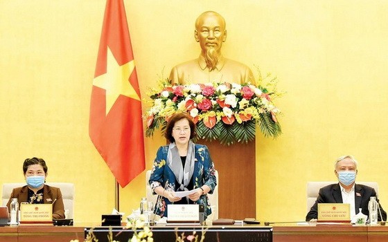 國會主席阮氏金銀（中）在會議上致閉幕詞。（圖源：越通社）