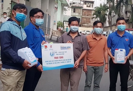 共青團市委代表向市民贈送抗菌洗手液。