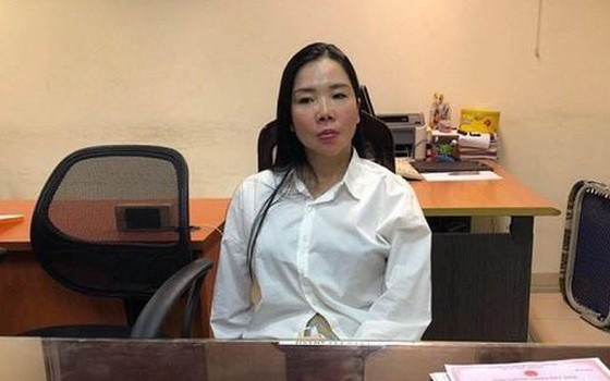 潛逃通緝令的嫌犯阮梅英終在河內市紙橋郡某家酒店落網。（圖源：夏玲）