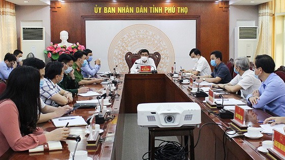 富壽省人委會副主席、該組委會主任胡大勇（中）主持會議。（圖源：慶莊）