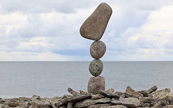 彭圖斯能夠將不規則的鵝卵石彼此堆疊。（圖源：互聯網）