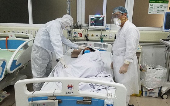 衛生部肯定，截至昨28日下午2時30分，正在為新冠肺炎病例治療的20個醫療單位沒有任何死亡病例。圖為入住中央熱帶病醫院接受治療中的一名新冠肺炎患者。（圖源：翠幸）