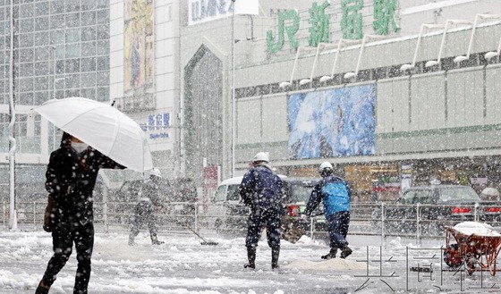 受太平洋沿岸推進的南岸低氣壓和春季罕見的強冷空氣影響，日本關東甲信地區各地29日出現降雪。（圖源：共同社）