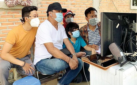 《麵包王》劇組在拍攝中要常佩戴口罩。