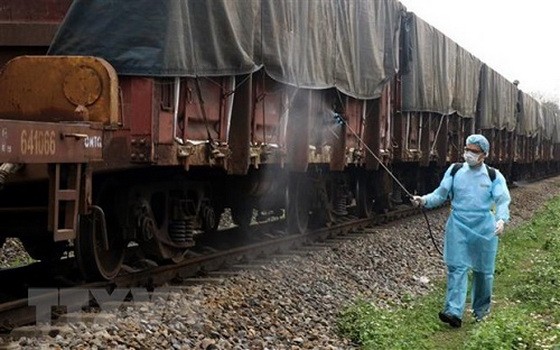 LP3/LP8列車進站前接受噴霧消毒。（圖源：越通社）