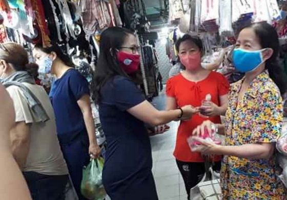 第十一郡婦聯會昨(30)日組團前往該郡各傳統市集進行宣傳及派發口罩。