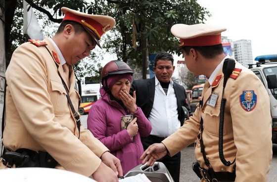 交警對違規者作出處理。