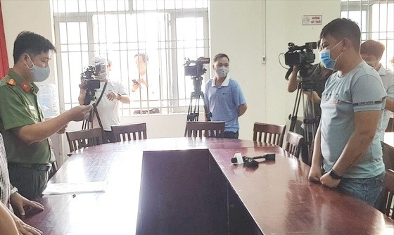 新富郡公安員向失實資訊散播者Ng.V.Đ （右）宣讀處罰《決定》。（圖源：PV）