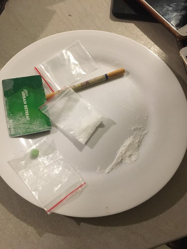 一夥青年在旅遊區內吸毒 ảnh 1