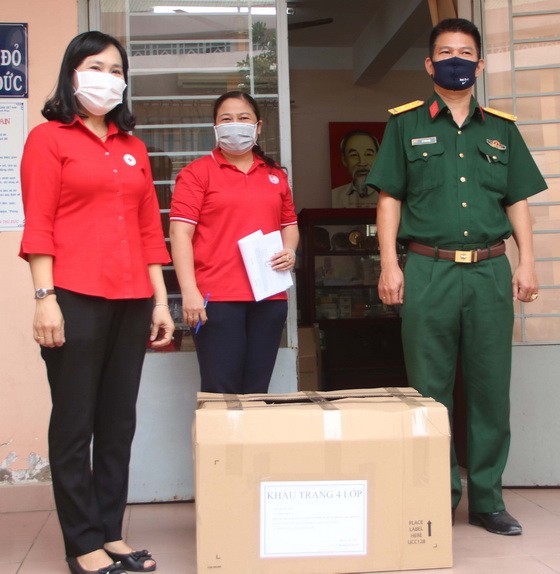 守德郡紅十字會向軍事指揮處贈送禮物。