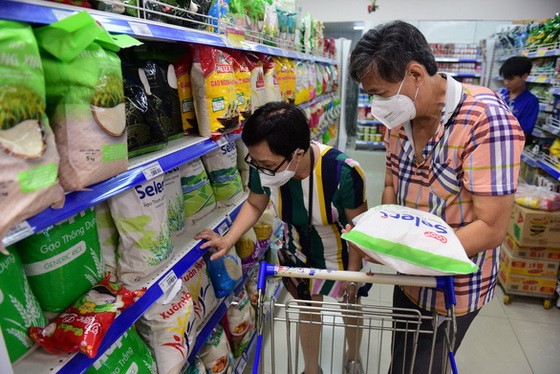 市民在第一郡貢瓊Co.opMart超市裡選購食品。（圖源：光定）