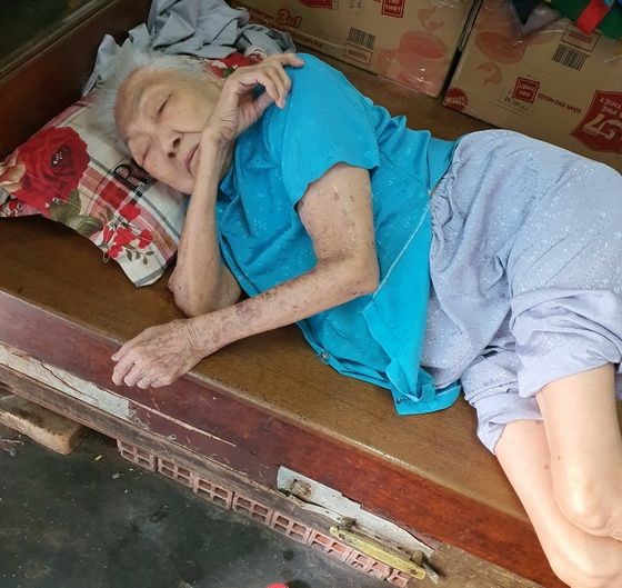 李桂婆婆施了手術，還未完全康復。