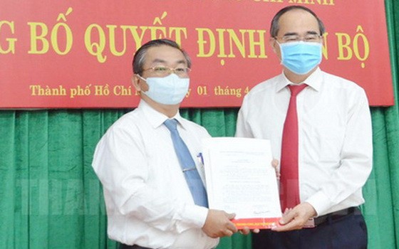 市委書記阮善仁（右）向武玉國順同志頒授人事委任《決定》。（圖源：市黨部新聞網）