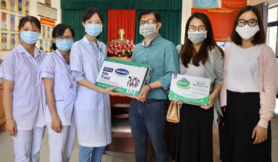 Vinamilk代表送奶品給本市醫護人員。