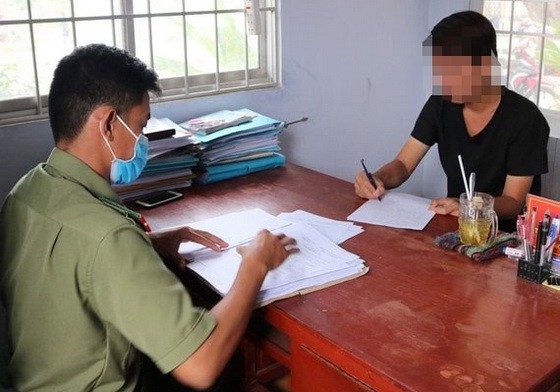 上傳失實消息的鄧玉清被傳召到派出所向調查員陳詞。（圖源：警方提供）